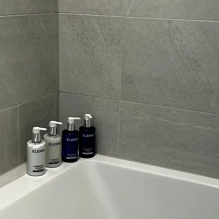 Modern And Spacious Two Bedroom Near City Centre Apartman *