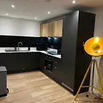 Apartment Modern And Spacious Two Bedroom Near City Centre *
