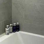 Modern And Spacious Two Bedroom Near City Centre Apartment *