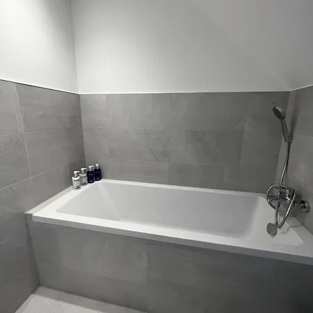 Modern And Spacious Two Bedroom Near City Centre Bristol