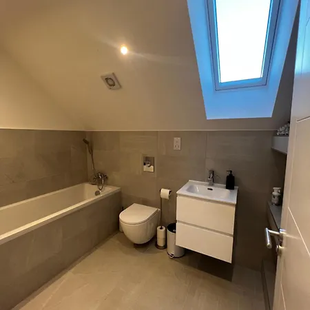 Apartment Modern And Spacious Two Bedroom Near City Centre Bristol