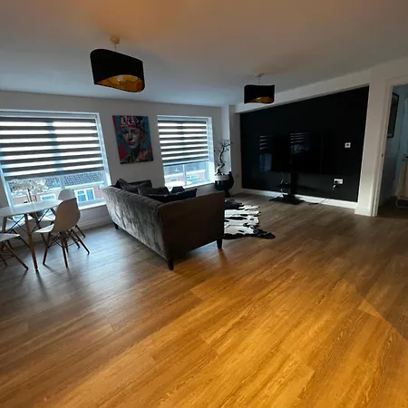 Modern And Spacious Two Bedroom Near City Centre * Бристоль