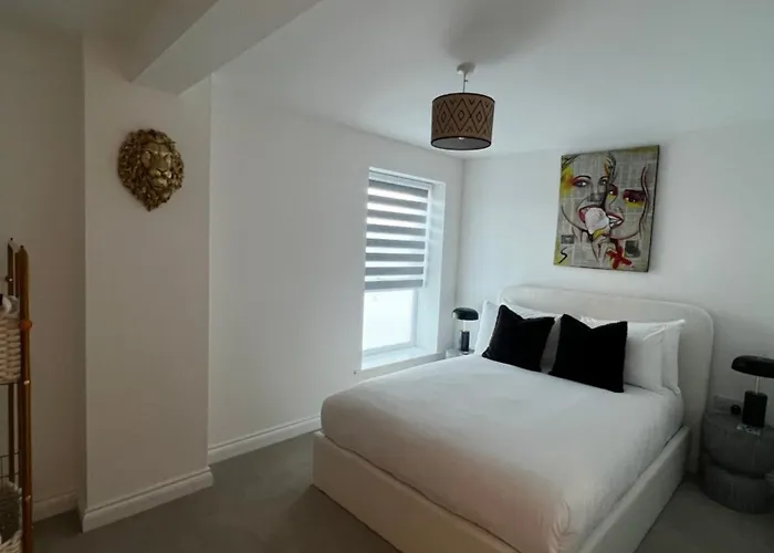 Modern And Spacious Two Bedroom Near City Centre Daire