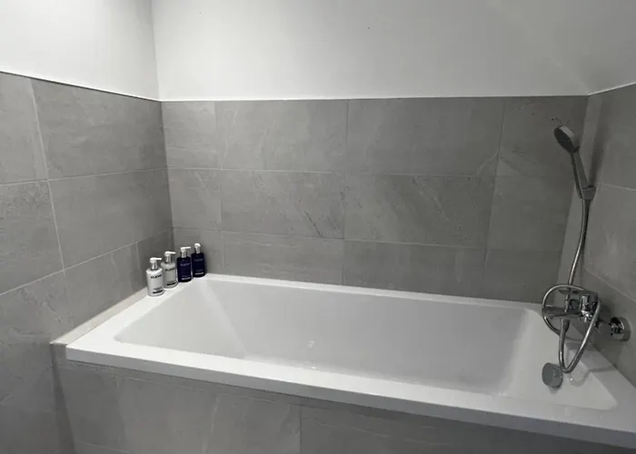 Modern And Spacious Two Bedroom Near City Centre Bristol