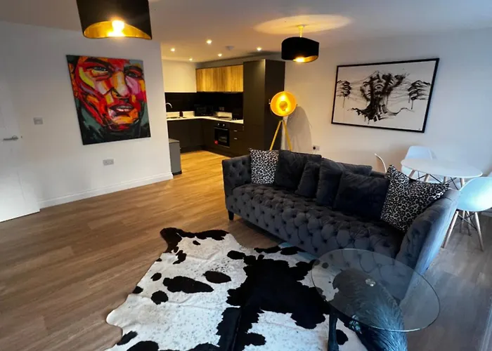 Modern And Spacious Two Bedroom Near City Centre דירה *