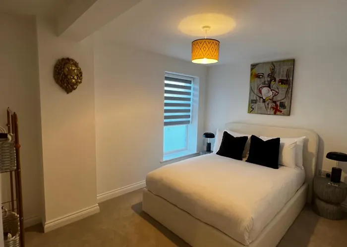 Modern And Spacious Two Bedroom Near City Centre Daire