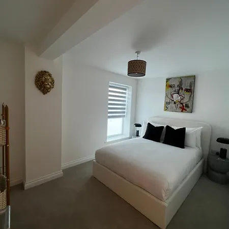 Modern And Spacious Two Bedroom Near City Centre Lejlighed