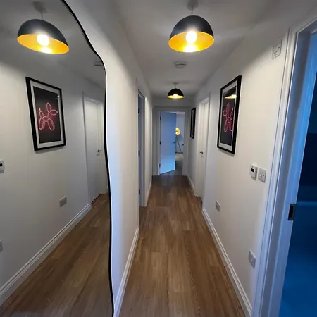 Modern And Spacious Two Bedroom Near City Centre