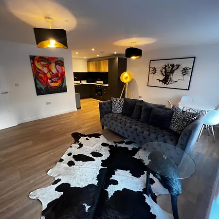 Modern And Spacious Two Bedroom Near City Centre Appartement *