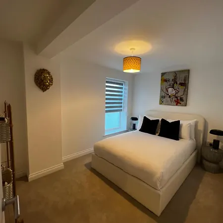 Modern And Spacious Two Bedroom Near City Centre Lejlighed