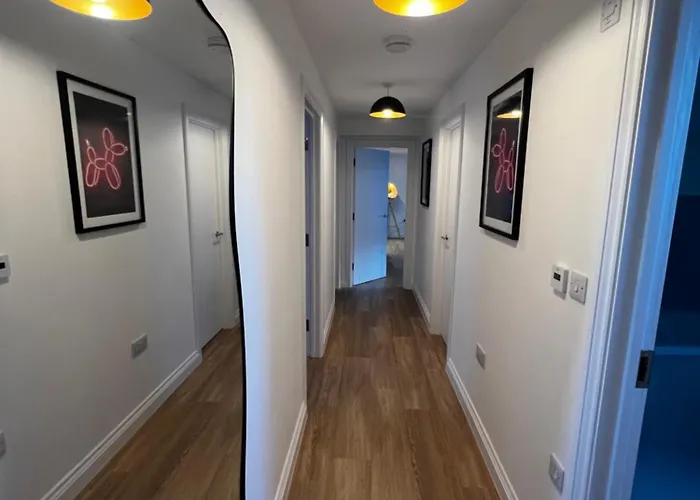 Modern And Spacious Two Bedroom Near City Centre